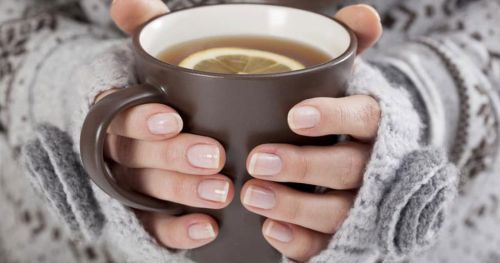 Чашка чая в руках
