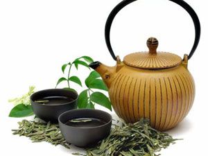 Чайник и чашки с чаем