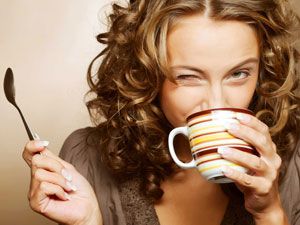 Девушка пьет чай