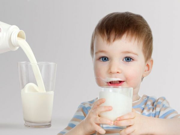 Ребенок с кефиром