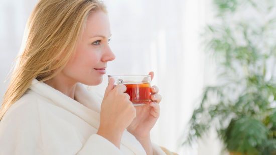 Девушка пьет сбитень