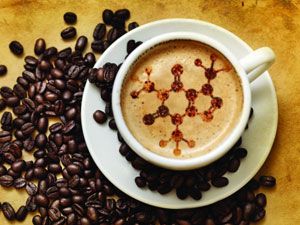 Кофейные зерна и чашка кофе с пенкой