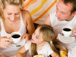 Семья за утренним кофе