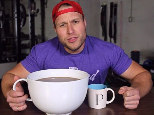 Мужчина с большой чашкой чая