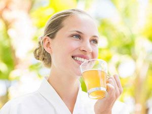 Женщина с чашкой чая