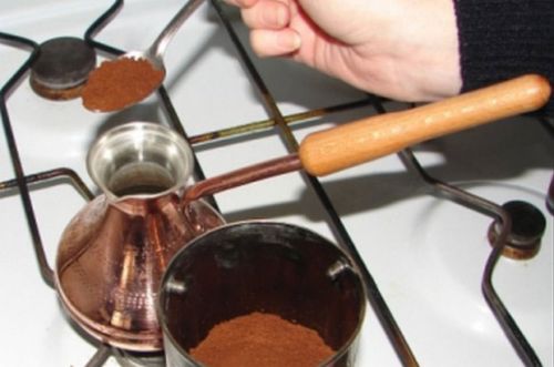 Закладывание кофе в турку