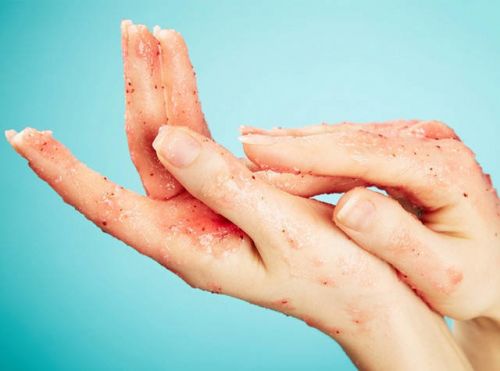 руки в скрабе