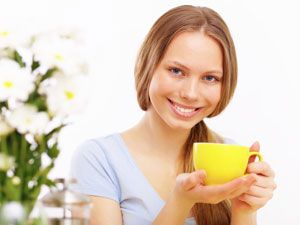 Девушка с чашкой чая