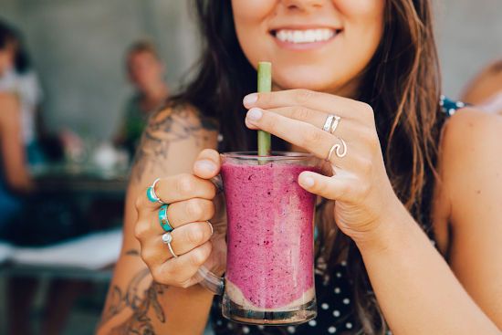 Девушка пьет смузи
