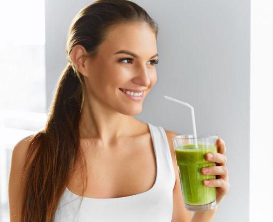 Девушка пьет смузи