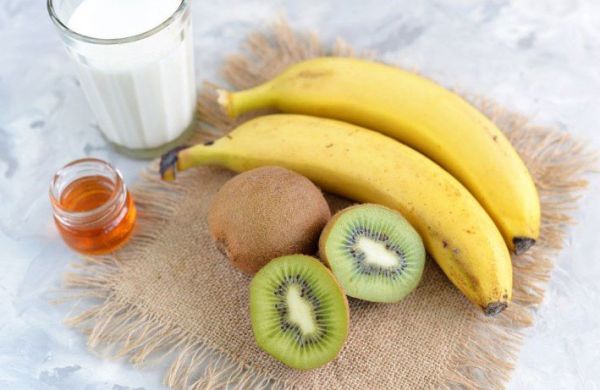Киви, банан, молоко, мед