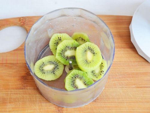 Приготовление смузи из киви
