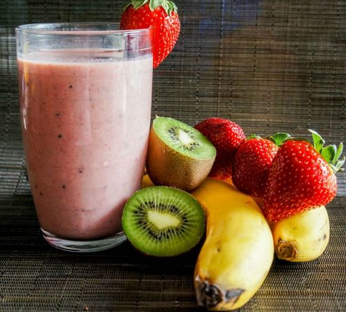 Смузи из банана, клубники, киви