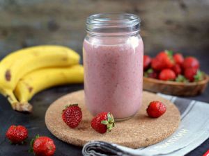 Смузи из банана и клубники