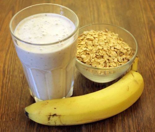 Смузи с бананом и овсянкой на кефире
