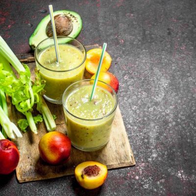 Смузи с авокадо, нектарином, сельдереем
