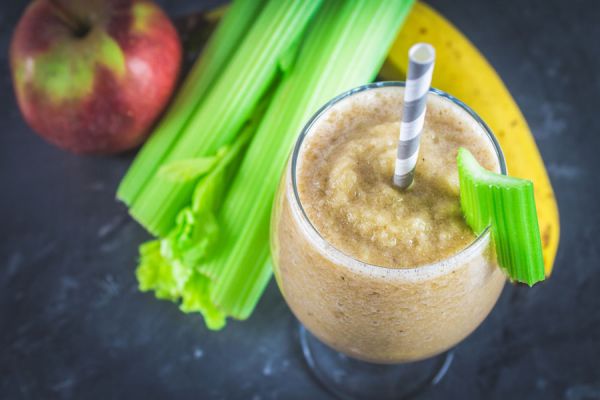 Смузи из яблока, банана и сельдерей