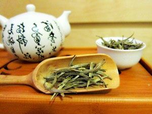 Чайник и чайные листы