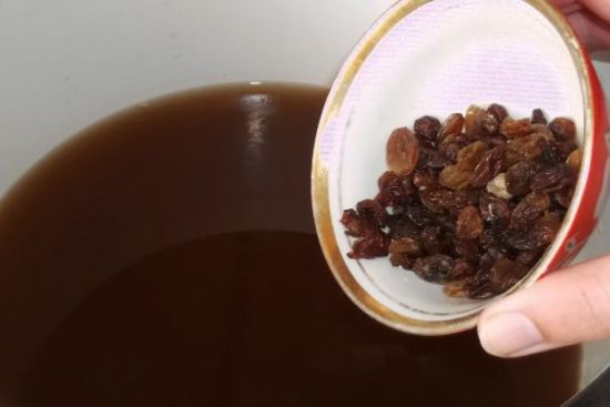 Добавление изюма в квас