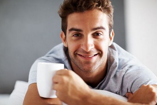 мужчина с чашкой