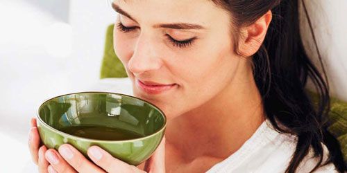 Женщина пьет витаминный чай