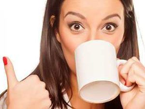 Девушка пьет кофе