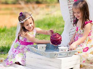 Дети пьют чай