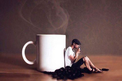 Мужчина злоупотребляющий кофе