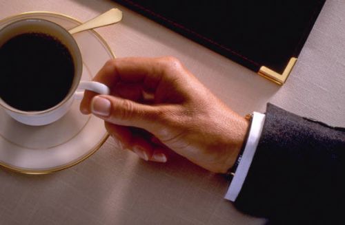 Мужчина за чашкой кофе