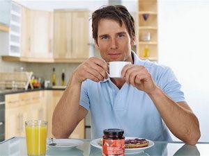 Мужчина пьет кофе