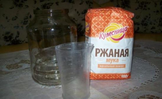Ржаная мука и банка