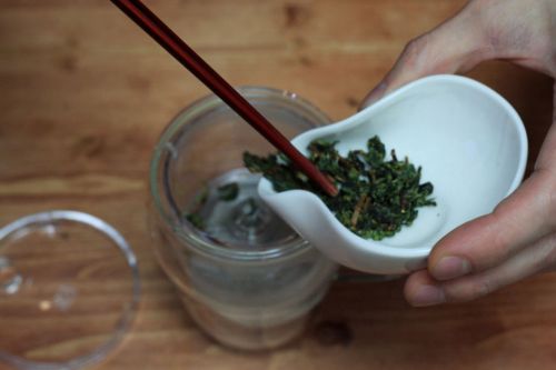 Заваривание чая в колбе