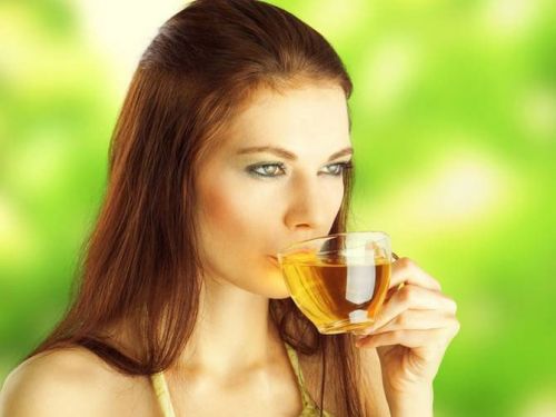 Девушка пьет зеленый чай