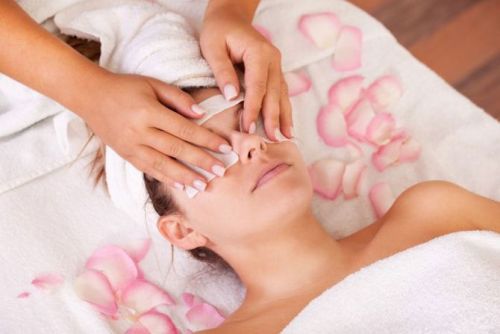 Уход за областью вокруг глаз